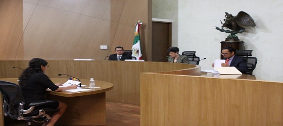 La Sala Regional de la IV Circunscripción Plurinominal revoca la resolución por la cual el Magistrado Instructor de la Sala de Segunda Instancia del Tribunal Electoral de Guerrero determinó la suspensión del juicio local