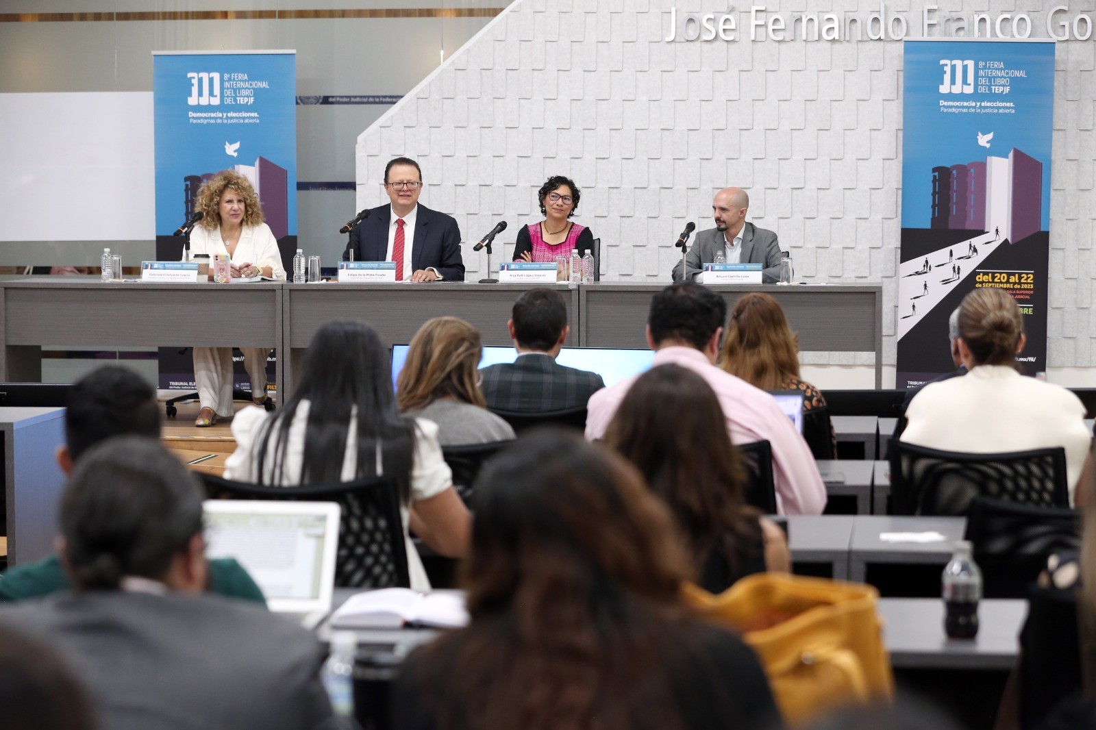 El TEPJF presenta el libro Violencia política contra las mujeres<br />
por razón de género en la justicia electoral<br />