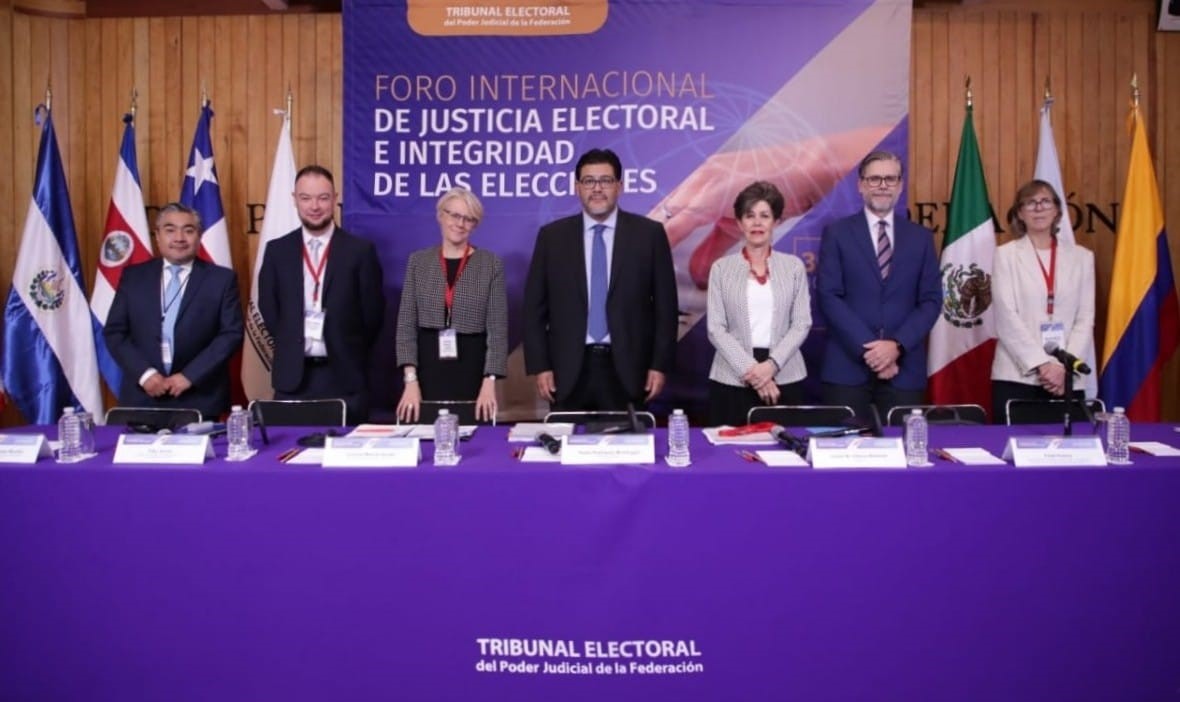 En materia de justicia electoral: ante cualquier falla, la ley;<br />
ante cualquier atropello, la efectividad de los derechos<br />