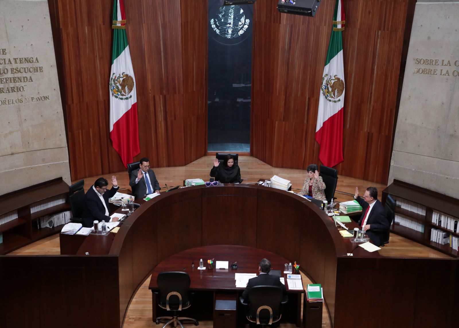 La Sala Superior del TEPJF confirmó la inelegibilidad de un candidato electo como diputado federal por mayoría relativa, porque al registrarse a dicho cargo estaba incluido en el registro estatal de deudores alimentarios morosos