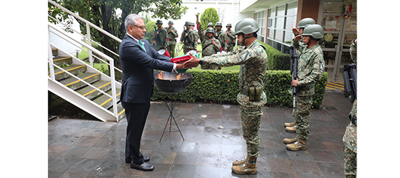 SALA REGIONAL TOLUCA CELEBRA CEREMONIA CÍVICA DE INCINERACIÓN DE BANDERA ANTIGUA E IZAMIENTO DE UN NUEVO LÁBARO PATRIO EN SUS INSTALACIONES.